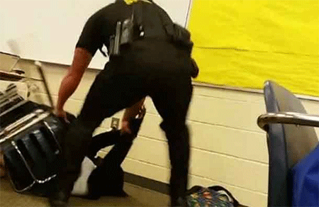 Un policía agrede a una adolescente negra en clase Un nuevo caso de abuso policial hacia afroamericanos en EEUU